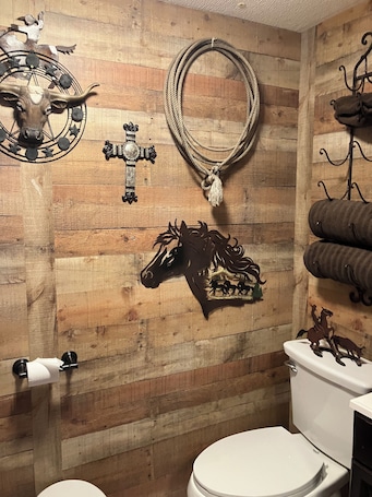 Interior. Cozy 2-bedroom cabin in fabulous Alba with cool AC . Only 8miles from lake fork