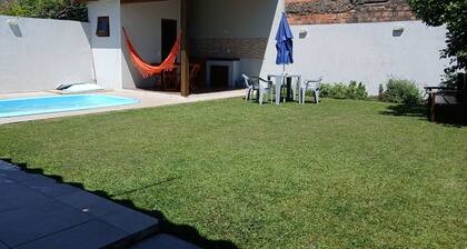 House with pool near the sea in Tramandai, RS. 3 bedrooms and enclosed patio.