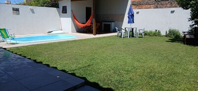 House with pool near the sea in Tramandai, RS. 3 bedrooms and enclosed patio.