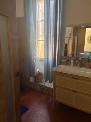 Shower, hair dryer, bidet, towels - VILLA PROVENCALE (Salon-de-Provence)