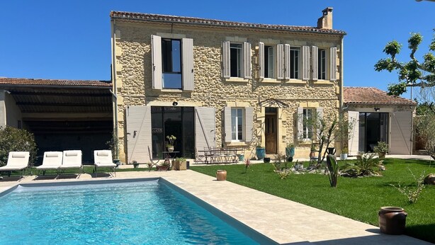 A stone house with a swimming pool, outdoor seating, and a well-maintained garden. - VILLA PROVENCALE (Salon-de-Provence)