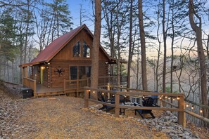 Terrace/patio - On The Rocks-Hot Tub-Sauna-Mtn View-2 King Beds-Custom Mural-Fire Pit (Blue Ridge)