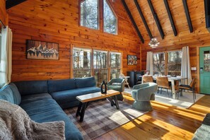 Smart TV, fireplace, books - On The Rocks-Hot Tub-Sauna-Mtn View-2 King Beds-Custom Mural-Fire Pit (Blue Ridge)