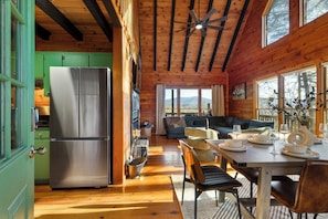 Interior - On The Rocks-Hot Tub-Sauna-Mtn View-2 King Beds-Custom Mural-Fire Pit (Blue Ridge)