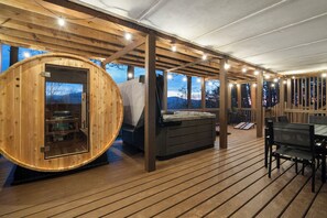 Outdoor dining - On The Rocks-Hot Tub-Sauna-Mtn View-2 King Beds-Custom Mural-Fire Pit (Blue Ridge)