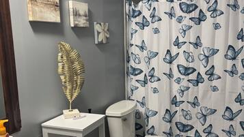 Serviettes fournies, savon, papier toilette