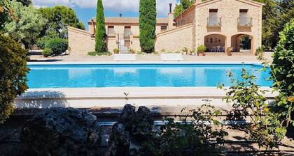 Familien-Gruppen-Haustierfreundliche Finca mit einzigartigem Pool &Pinienbäumen