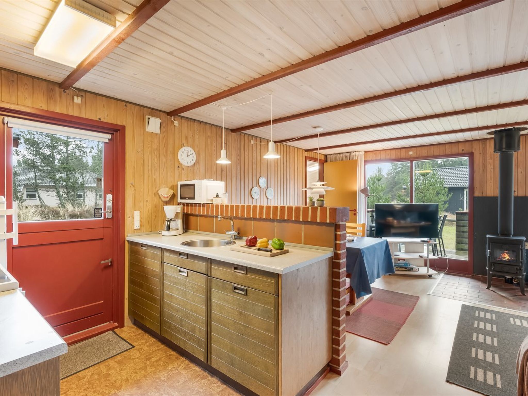 Una cocina acogedora con armarios de madera, un lavamanos y una estufa.