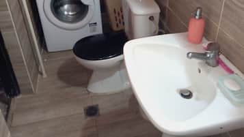 Een douche, een haardroger, handdoeken, zeep