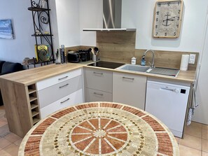 Cafetera y tetera, refrigerador, microondas y horno 