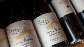 Flesjes wijn met etiketten waarop 'Peñas Aladas' en 'Gran Reserva 2018' staat.