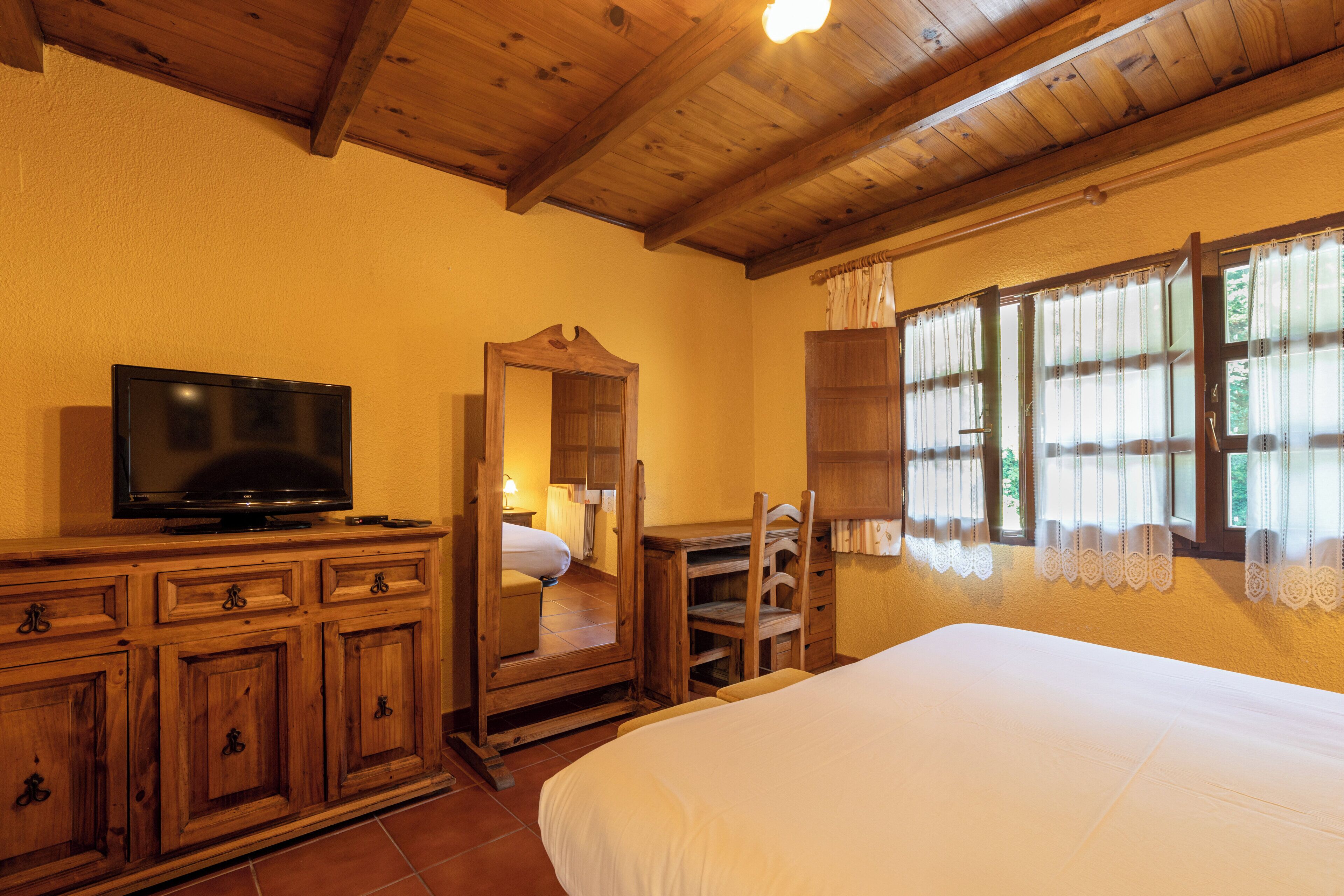 Quarto casal básico, vista para a montanha