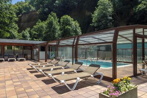 Piscine couverte, accès possible de 12 h 00 à 20 h 00, chaises longues