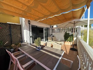 Outdoor dining - Seafront Townhouse with Stunning Mediterranean Views, community pool. (Benalmádena)