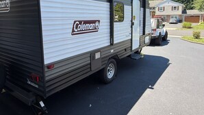 Ein Coleman Wohnmobil auf einer Einfahrt.