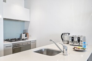 Apartment | Private kitchen - Stylish Two-bed Retreat in Central Melbourne (Melbourne)