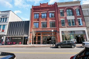 A street view with a building labeled 'Escape Rooms' at 216. - Refined Historic 2BR/1BA Suite in Prime Downtown Wilmington (Wilmington)