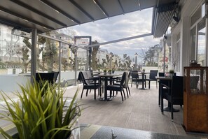 Outdoor dining - Freibeuter beach apartment, very close to the fine sandy south beach (Sellin)