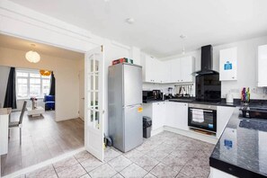 Fridge, microwave, oven, dishwasher - Dagenham 2 bed 1 bath House with parking (Dagenham)