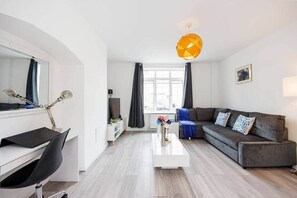 Smart TV, books - Dagenham 2 bed 1 bath House with parking (Dagenham)