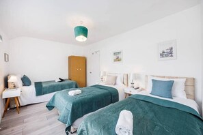 2 bedrooms, desk, iron/ironing board, travel cot - Dagenham 2 bed 1 bath House with parking (Dagenham)