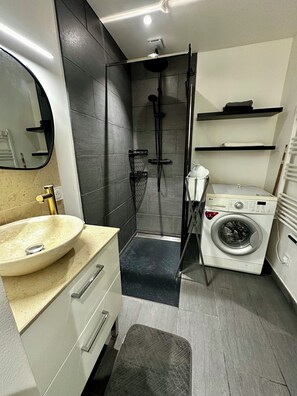 Douche, sèche-cheveux, serviettes fournies, papier toilette