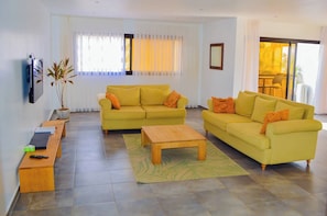 Smart TV - 3-bedroom Sea view apartment Almadies, opposite King Fahd Palace (Dakar)