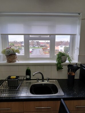 Fridge, microwave, oven, stovetop - Cosy 2 bedroom Family size Apartment 7 minutes walk from Elms park Train station (Hornchurch)