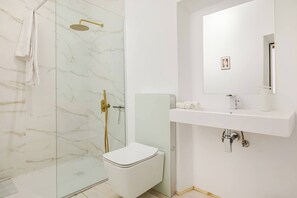 Shower, hair dryer, towels, soap - Studio in Malasaña (Madrid)