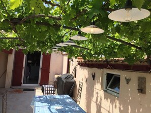 Outdoor dining - Charming bungalow with heated pool near Avignon (Verquières)