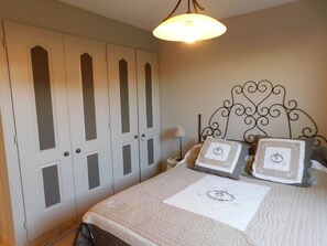 3 bedrooms, iron/ironing board, free WiFi, bed sheets - Charming bungalow with heated pool near Avignon (Verquières)