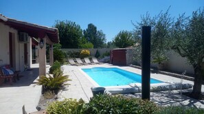 Outdoor pool, a heated pool - Charming bungalow with heated pool near Avignon (Verquières)