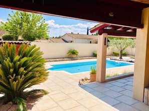 Outdoor pool, a heated pool - Charming bungalow with heated pool near Avignon (Verquières)