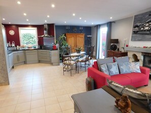 Smart TV, fireplace, DVD player, ping pong - Charming bungalow with heated pool near Avignon (Verquières)