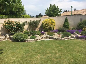 Property grounds - Charming bungalow with heated pool near Avignon (Verquières)
