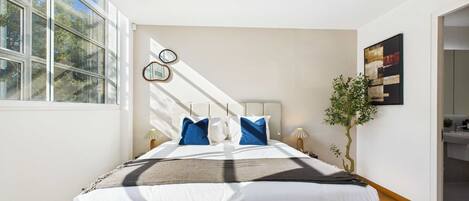 1 soverom, skrivebord, strykejern/-brett og reiseseng for barn