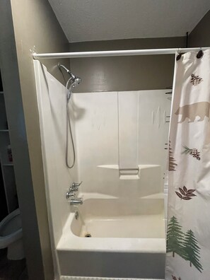 Hair dryer, towels, soap, toilet paper - 3-bedroom Peaceful Escape in Murphy (Murphy)