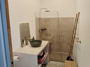 Douche, sèche-cheveux, serviettes fournies, papier toilette