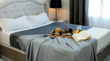 Een strijkplank/strijkijzer, internet, beddengoed