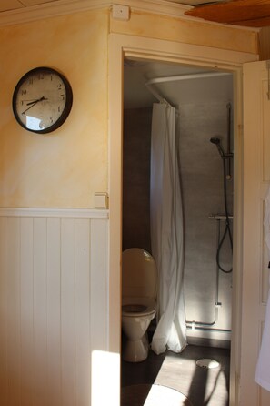Douche, sèche-cheveux, serviettes fournies, savon