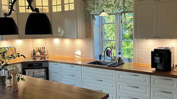 Microondas, horno, placa de cocina, lavavajillas