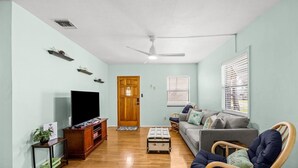 Living area - Right Direction Rentals Beachcomber's Retreat (Fort Pierce)