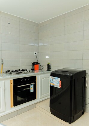 Private kitchen - Enjoy an unforgettable stay in this bright apartment with terrace (Mahdia)