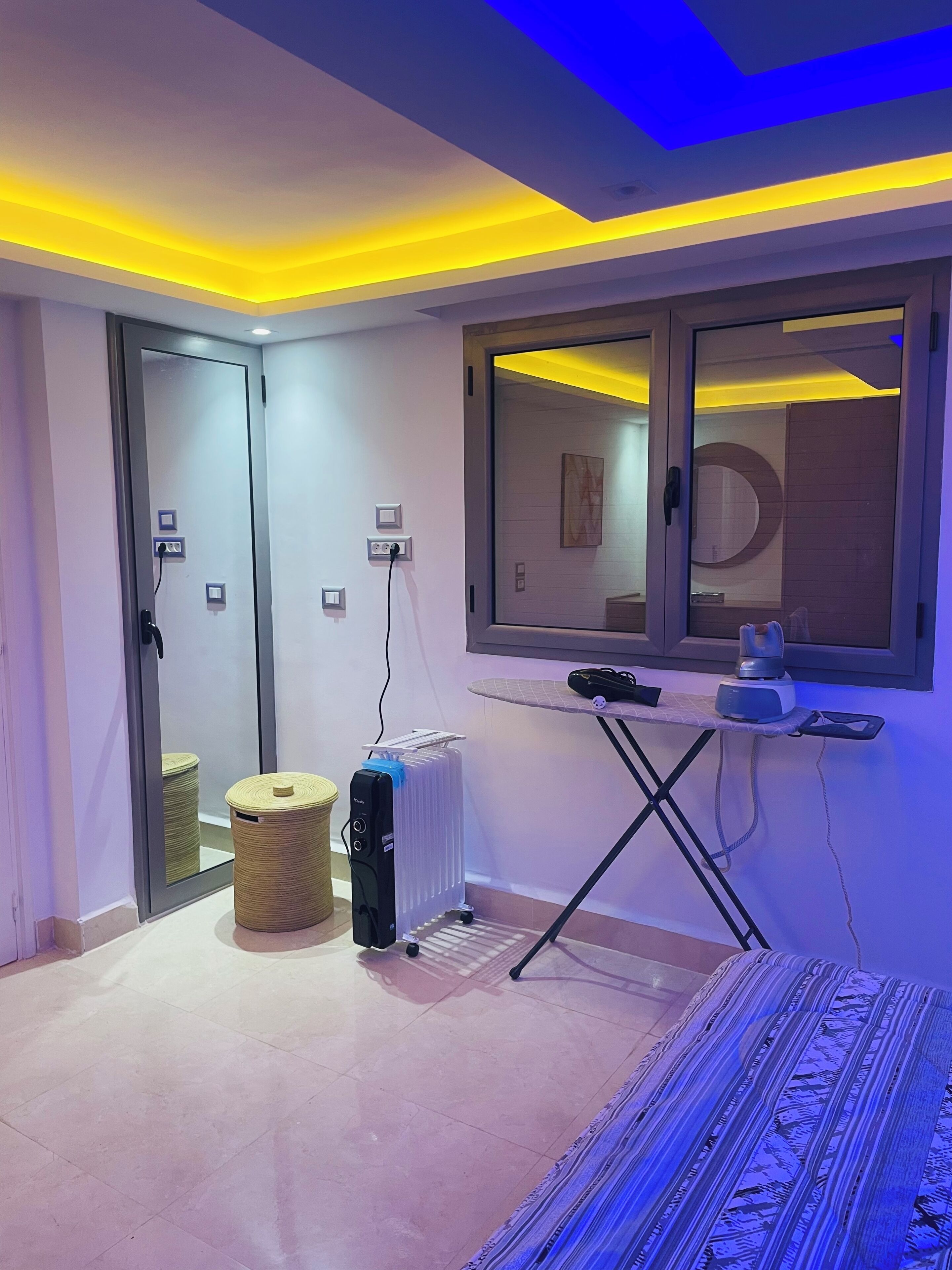 Strykjärn/strykbräda, internet och sängkläder