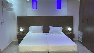 Strykejern/-brett, internettilgang og sengetøy