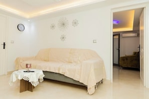 Living area - Enjoy an unforgettable stay in this bright apartment with terrace (Mahdia)