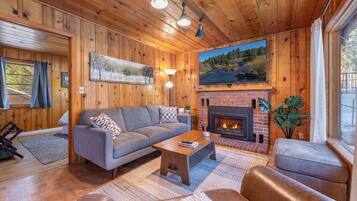 Smart-TV, peis, bøker og kontorer