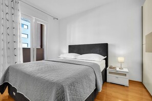 2 bedrooms, iron/ironing board, WiFi, bed sheets - 
Two bedroom apartment in center of delightful Makarska (Makarska)