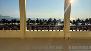 A spacious balcony with a clear view of the sea and palm trees. - My Khe Beach Hotel (Da Nang)