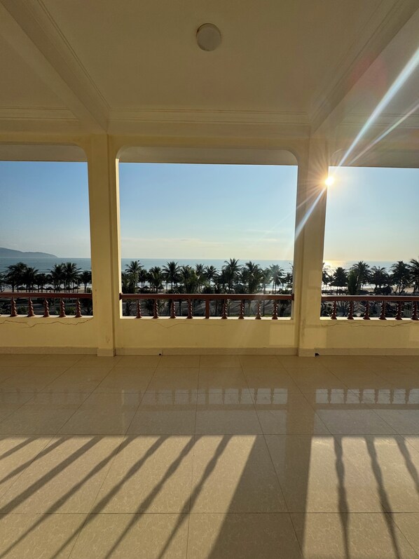 Superior-Dreibettzimmer, eingeschränkter Meerblick | Unterkunftsgelände